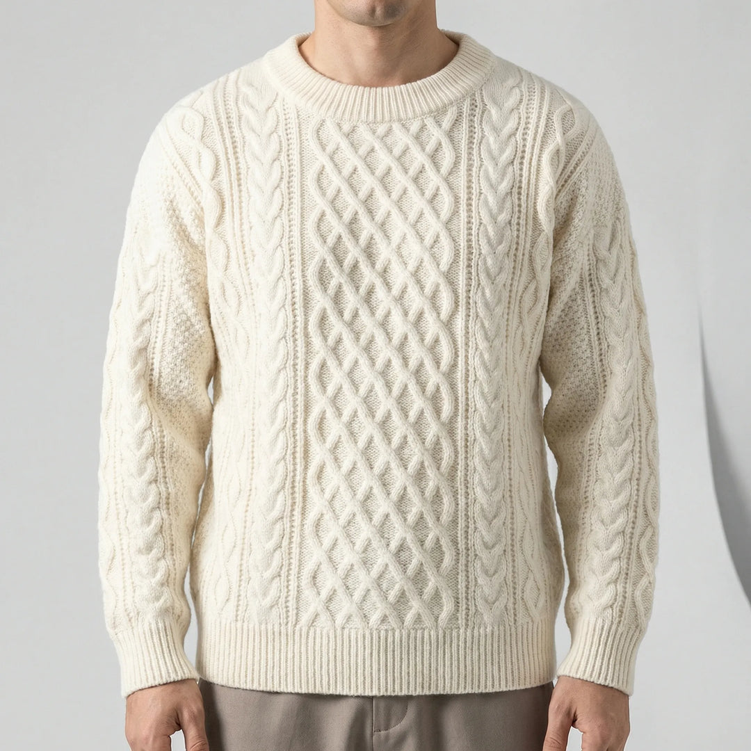 Elegant kabelstickad herrtröja med rundhals. Perfekt för casual höstmode & lager på lager.