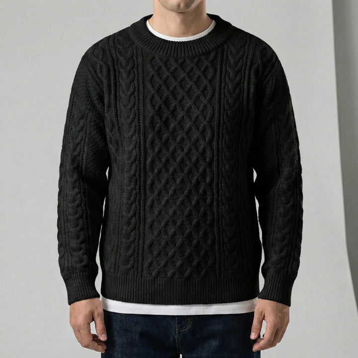 Kabelstickad långärmad herrtröja Edward med bekväm rundhals, för en tidlös, elegant stil.