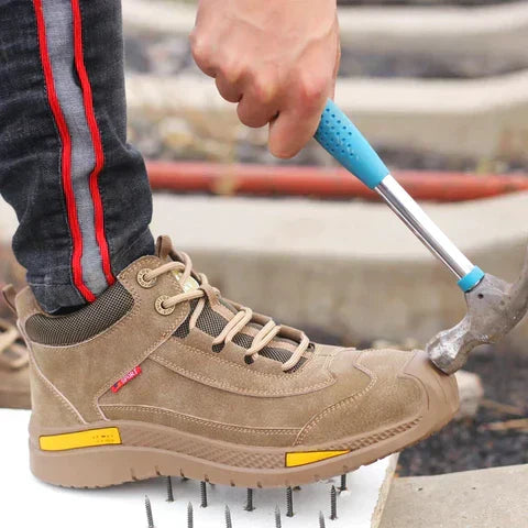 Lätta vardagsskor för herr i grått. Slip-on design med halkskydd och bekvämt fotstöd.