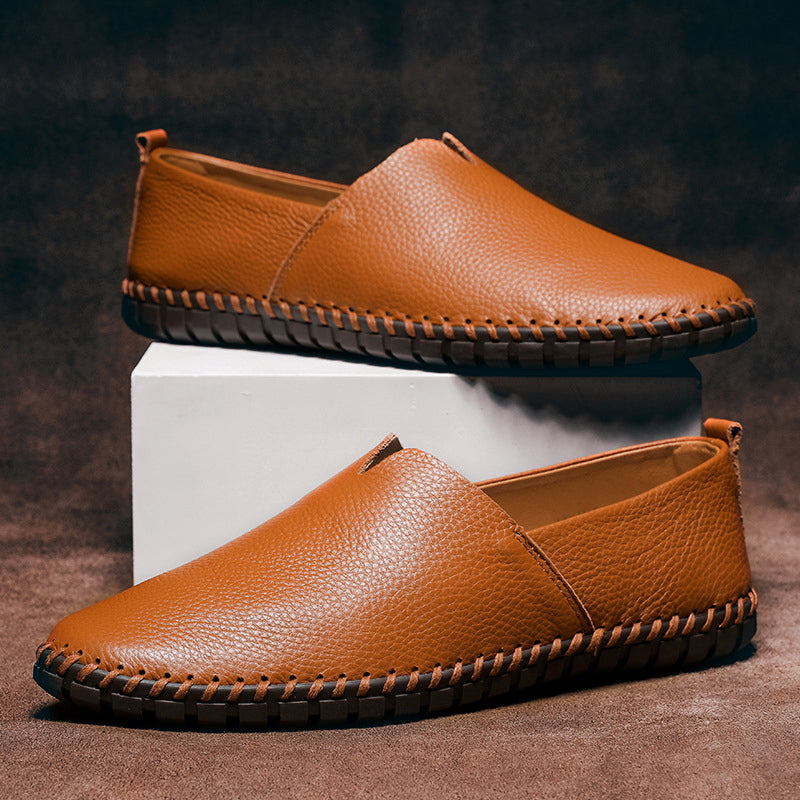 Närbild på herr loafers i mockaeffekt, detalj av söm och textur, eleganta vardagsskor