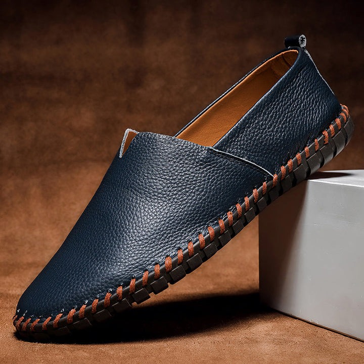 Detalj av mönstrad sula på herr loafers i mockaimitation, greppvänliga vardagsskor