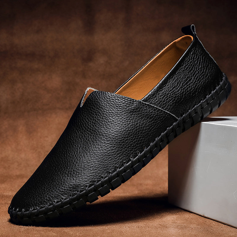 Moderna herr loafers i mockaeffekt, kombinerade med kostymbyxor, formella skor
