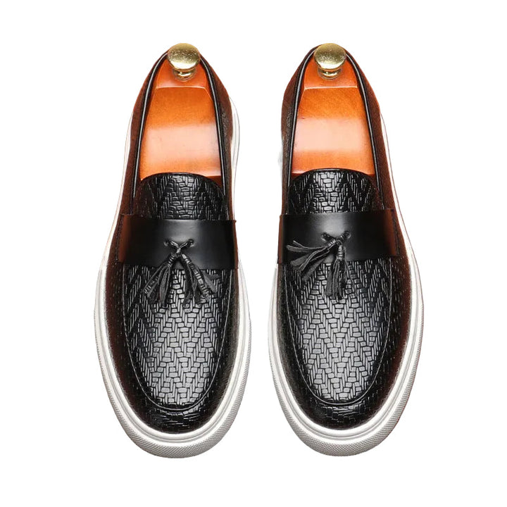 Herr loafers med tofsar i mocka för elegant slip-on stil, perfekta för sommarbruk.