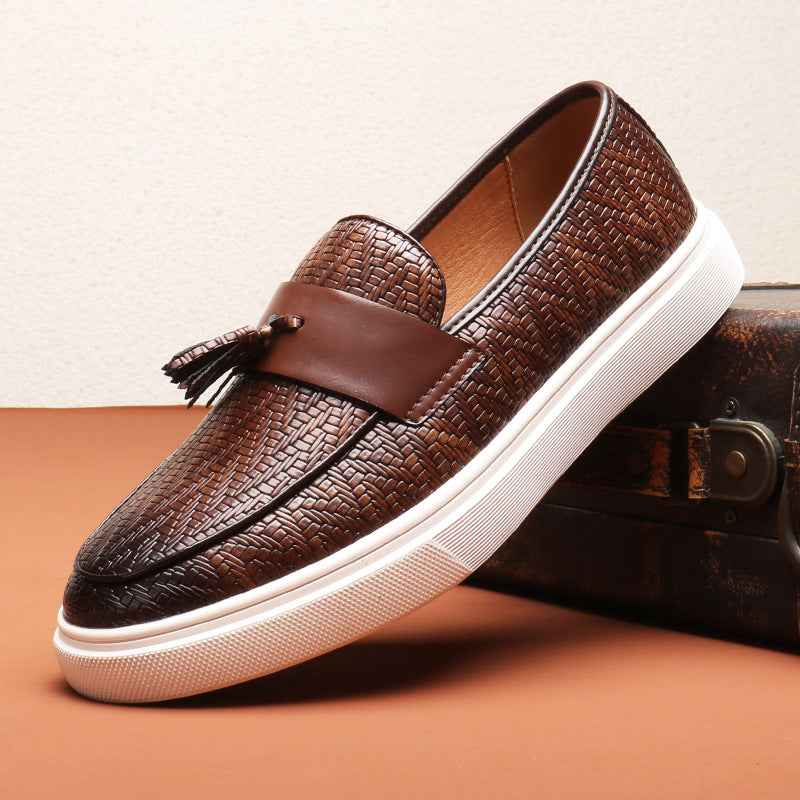 Bruna loafers för män i klassisk slip-on modell med utsmyckande tofsar, idealiska som eleganta sommarskor.