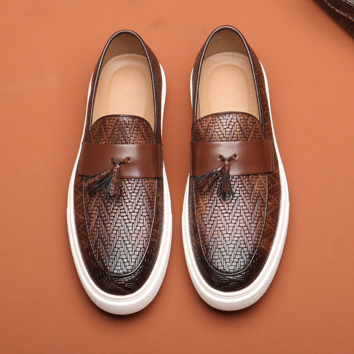 Närbild av tofsar på en herr loafer, en detalj som lyfter fram skons exklusiva design och slip-on komfort.