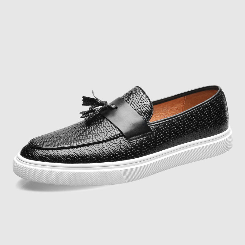 Par herr loafers med tofsar i olika färger, svarta och bruna, visar mångsidigheten i denna slip-on sko.
