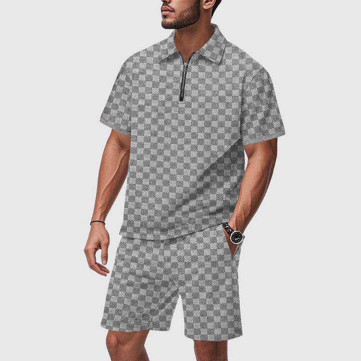 Modern stil med detta herr shortsset, inklusive en klassisk pikétröja
