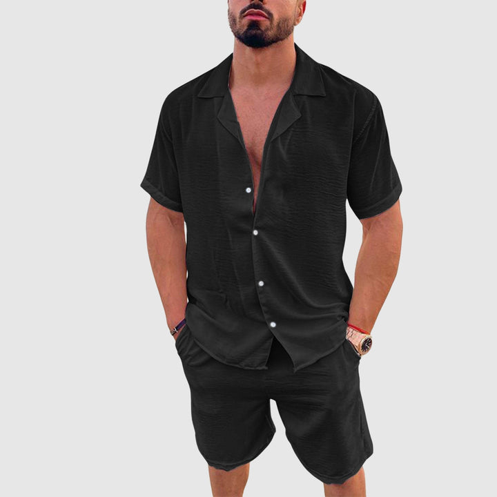 Avslappnat herr resortset för semester, med mönstrad skjorta och matchande shorts.