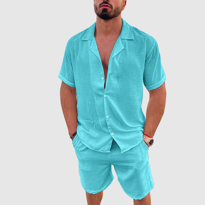 Stilrent herr sommarset med kortärmad skjorta och stretchiga shorts, redo för semester.