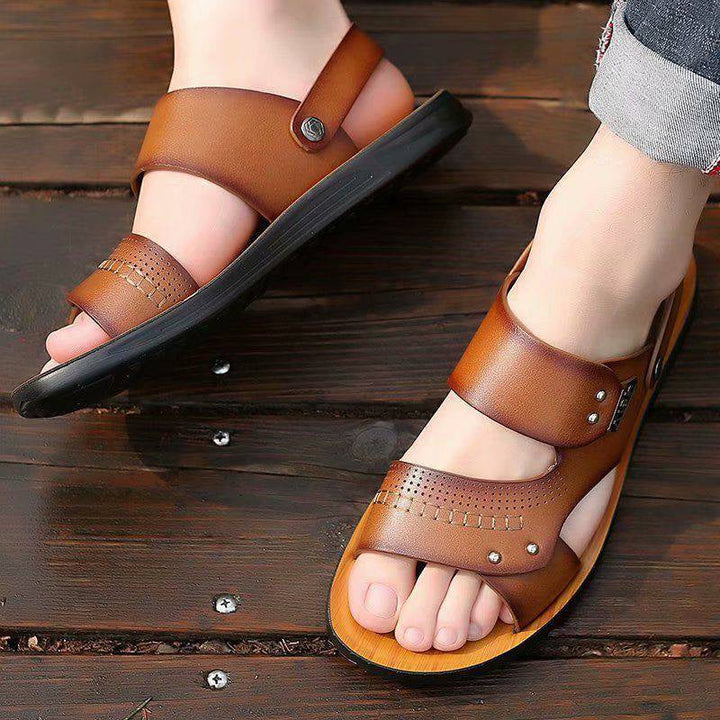 "Herr sandaler i konstläder med mjuk sula, elegant design, ryggband omvandlas till tofflor. Färger: svart, brun, khaki."