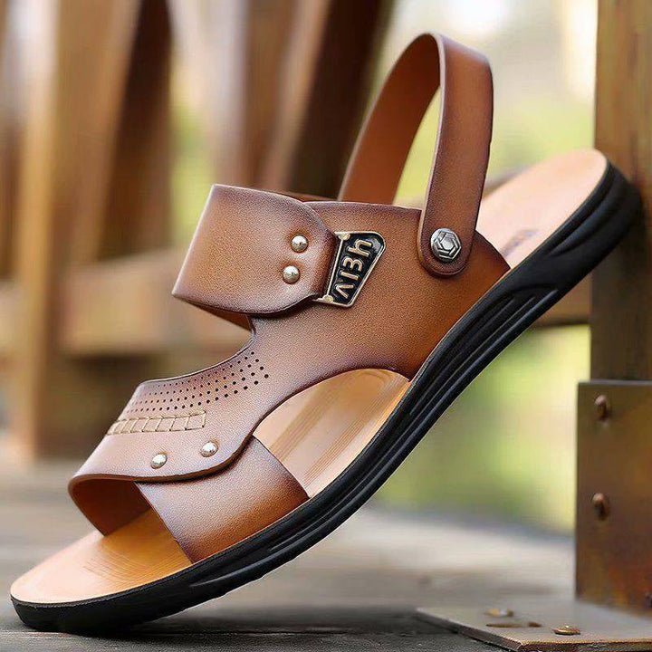 "Herr sandaler i konstläder med mjuk sula, elegant design, ryggband omvandlas till tofflor. Färger: svart, brun, khaki."