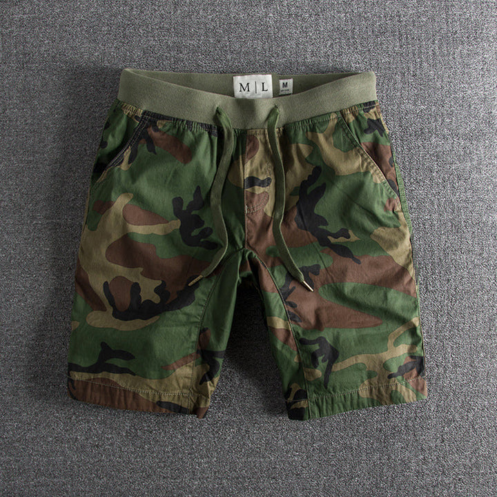 Kamouflage herrshorts med justerbar dragsko, casual stil lämplig för sommar och utomhusaktiviteter med god komfort.