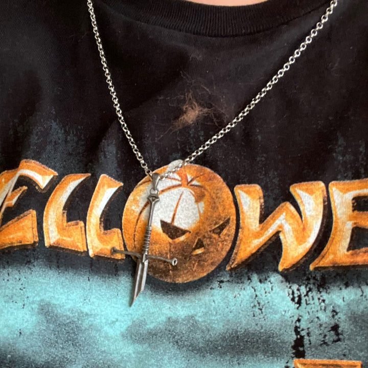 "Herr silverpläterat hänge med brustet svärd, vikingainspirerat design, i rostfritt stål, symboliserar styrka och elegans."