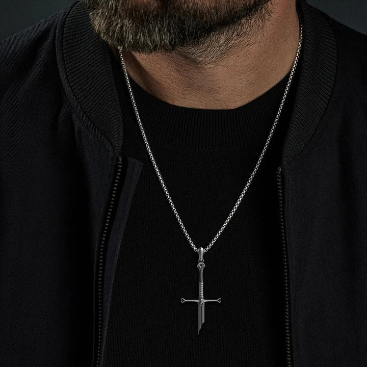 "Herr silverpläterat hänge med brustet svärd, vikingainspirerat design, i rostfritt stål, symboliserar styrka och elegans."