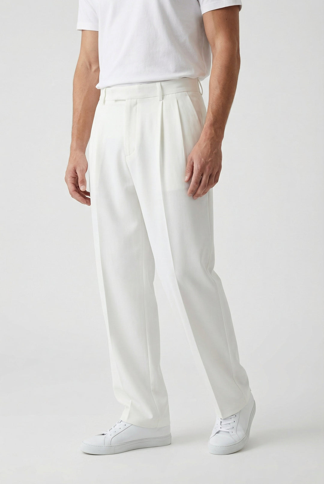 Stående modell i grå herrbyxor, skräddade för en modern och sofistikerad look. Passar alla tillfällen.