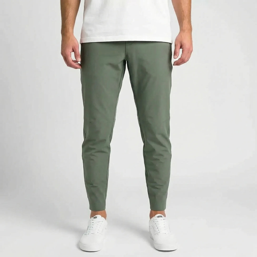 Detaljbild av Ashton slim fit herrbyxor med raka ben, visar den stilrena designen och ankellånga looken.