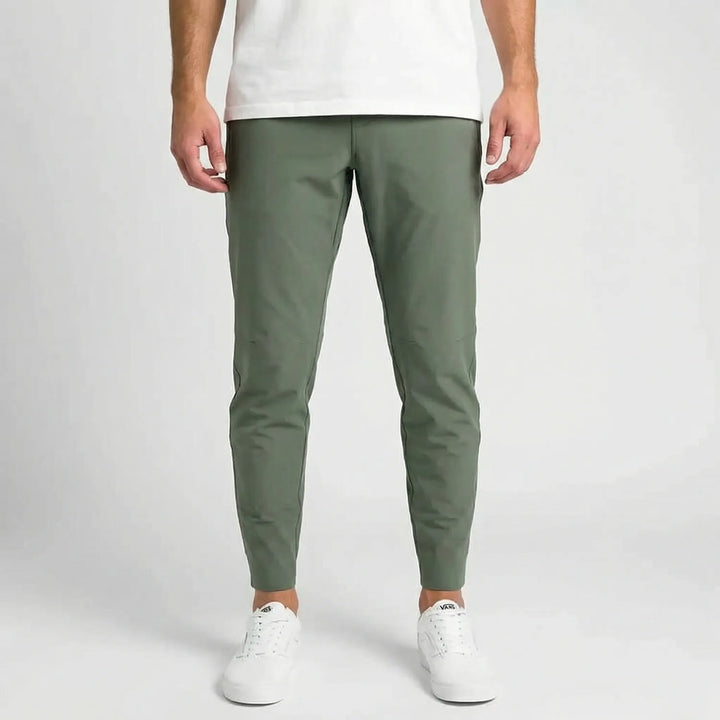Detaljbild av Ashton slim fit herrbyxor med raka ben, visar den stilrena designen och ankellånga looken.