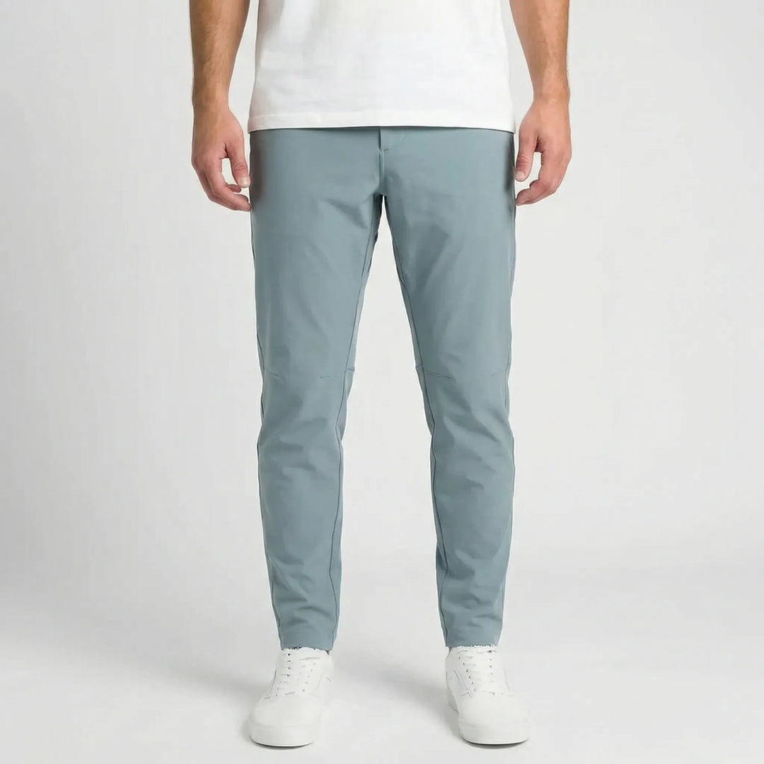 Baksida av Slim Fit Ashton herrbyxor med raka ben, visar den moderna passformen och eleganta silhuetten.