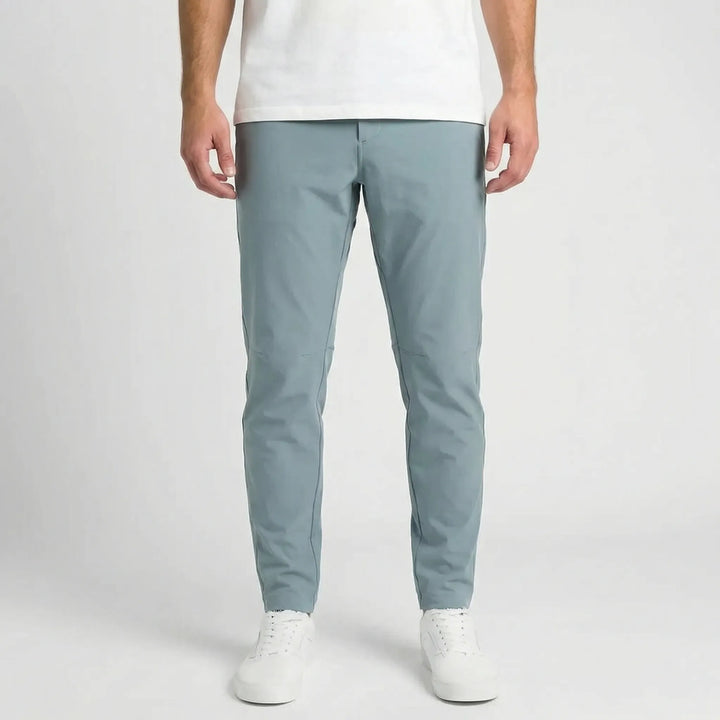 Baksida av Slim Fit Ashton herrbyxor med raka ben, visar den moderna passformen och eleganta silhuetten.
