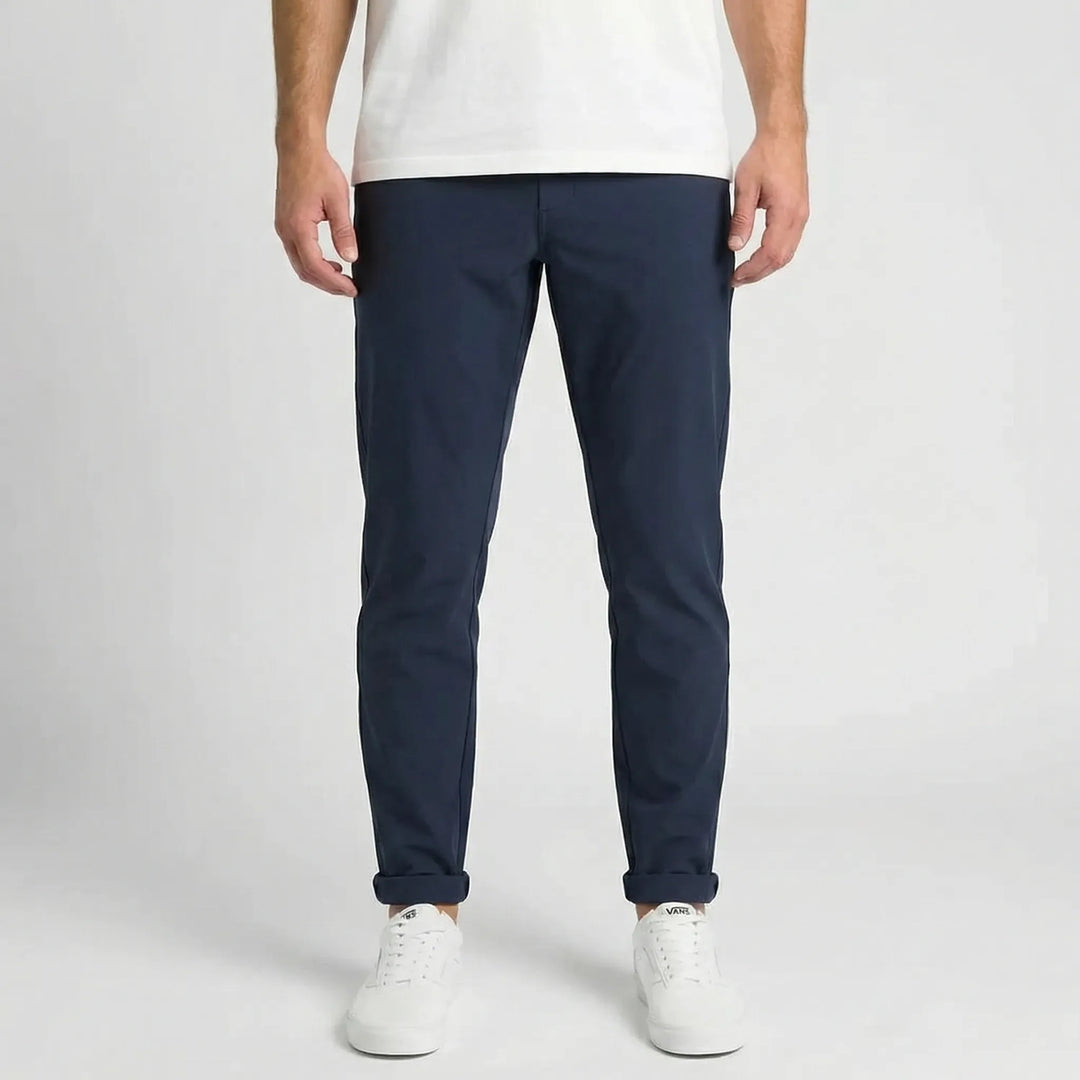 Nya Herr Slim Fit Ashton byxor med raka ben, perfekta för en modern och smal look i herrkläder.