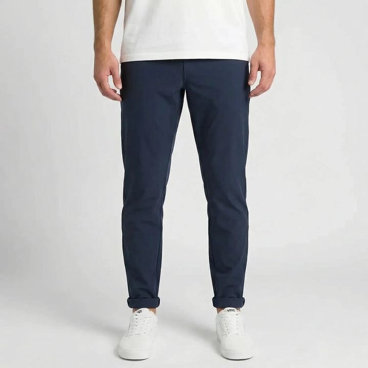 Nya Herr Slim Fit Ashton byxor med raka ben, perfekta för en modern och smal look i herrkläder.