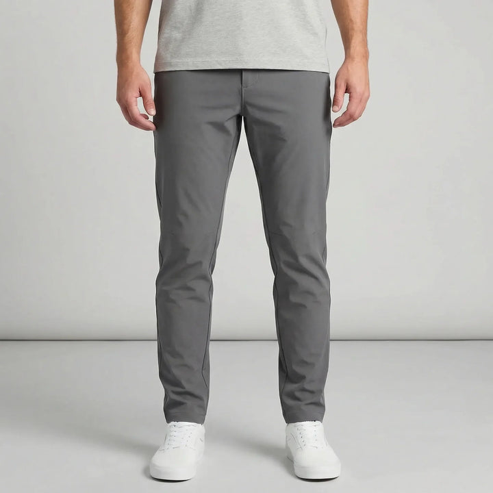 Man bär Ashton slim fit byxor med raka ben, kombinerar komfort och modern elegans för dagligt bruk.