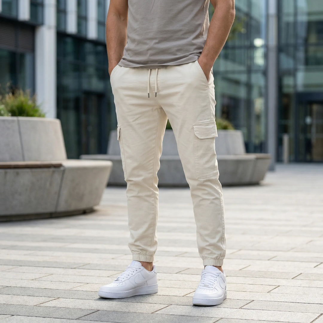 Herr slim fit cargojoggers David i svart, avsmalnande design med bekväm elastisk midja och praktiska cargofickor.
