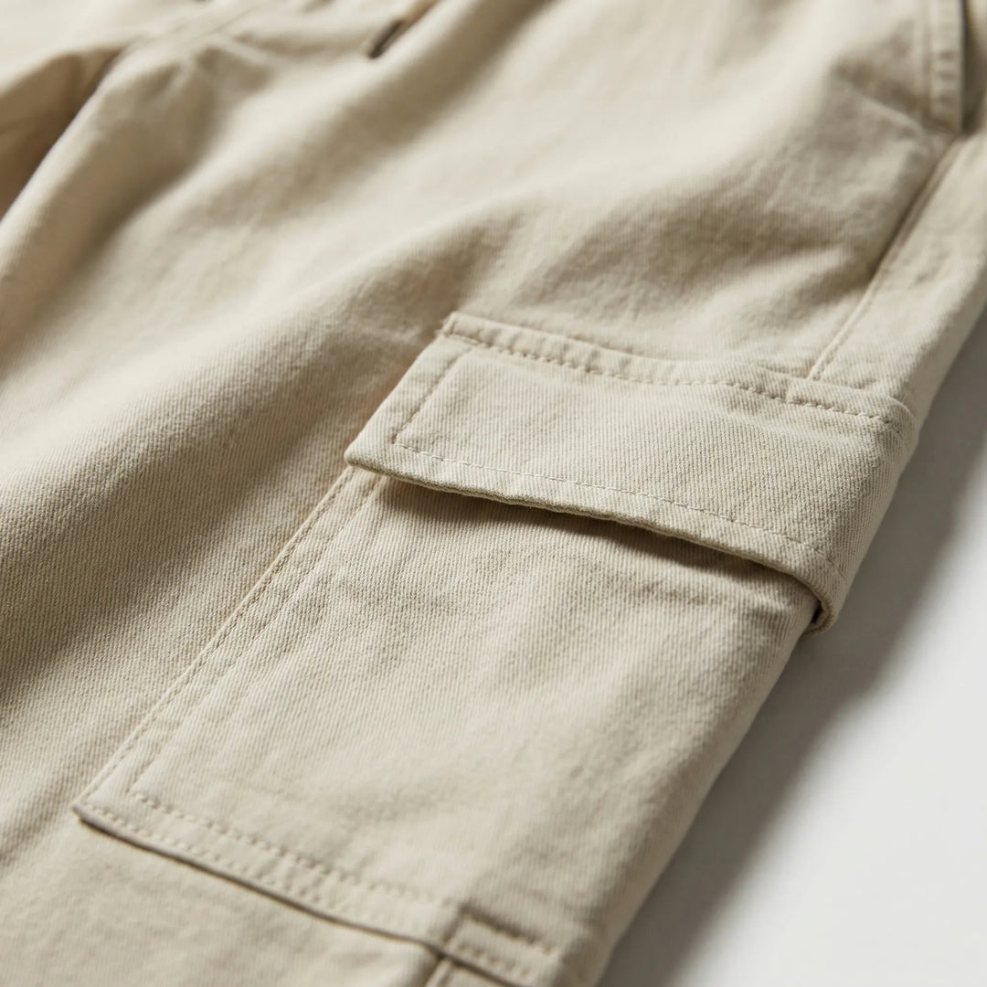 Beige slim fit cargojoggers för herr, med avsmalnande ben, elastisk midja och funktionella sidofickor.