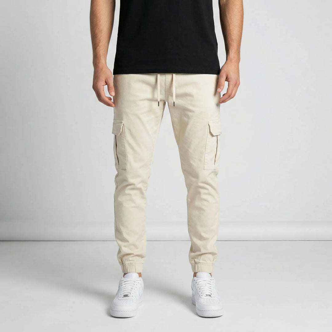 Stilrena grå herr joggerbyxor med avsmalnande passform, perfekta för både streetwear och fritidsaktiviteter.