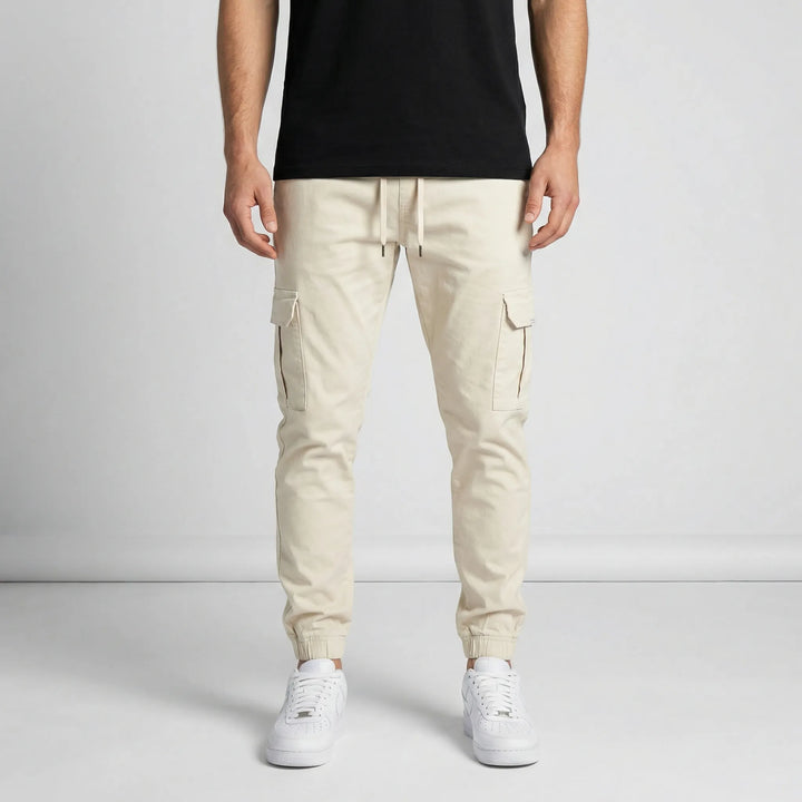 Stilrena grå herr joggerbyxor med avsmalnande passform, perfekta för både streetwear och fritidsaktiviteter.