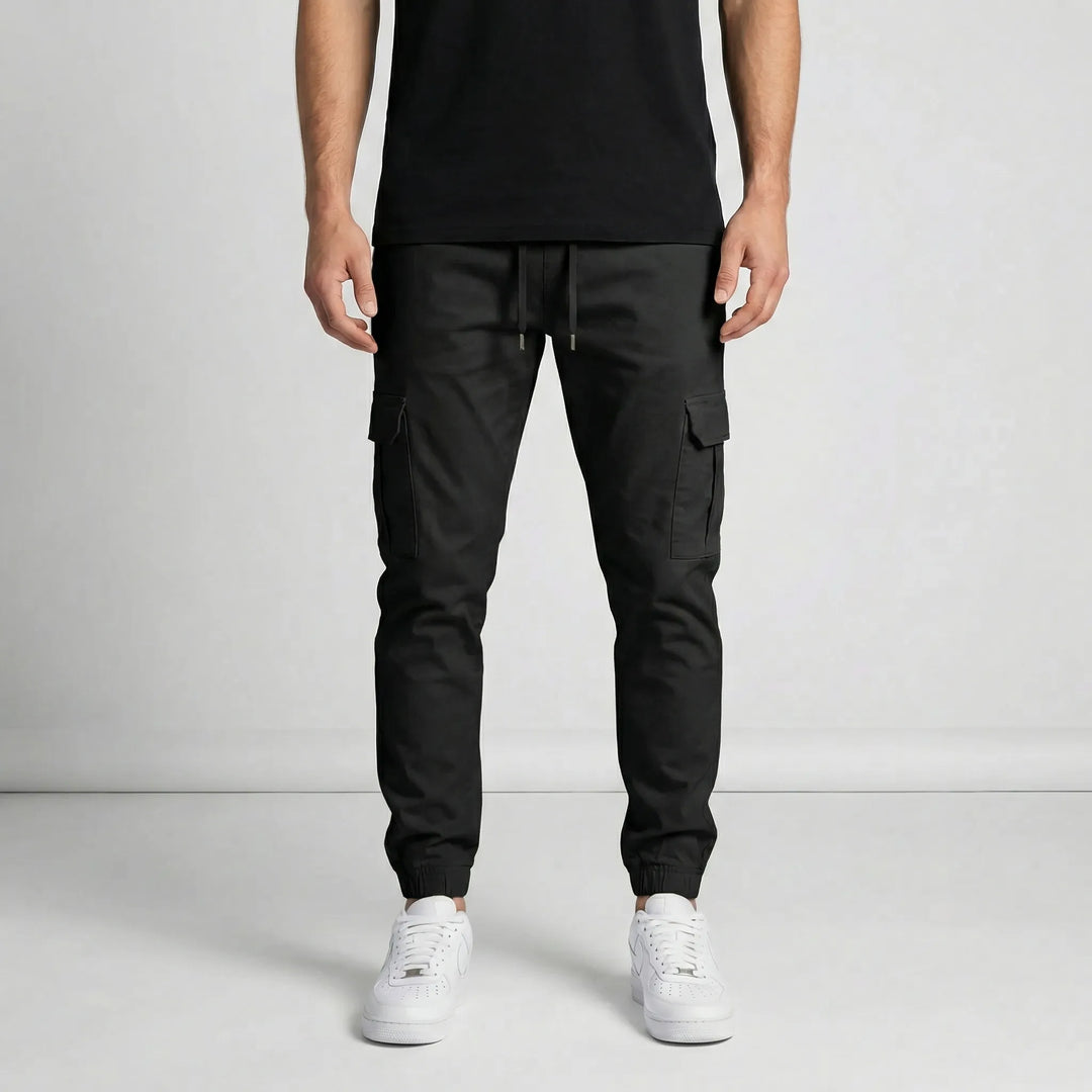 Cargojoggers herr, slim fit med avsmalnande ben, elastisk midja och fickor. Finns i beige, grå och svart.