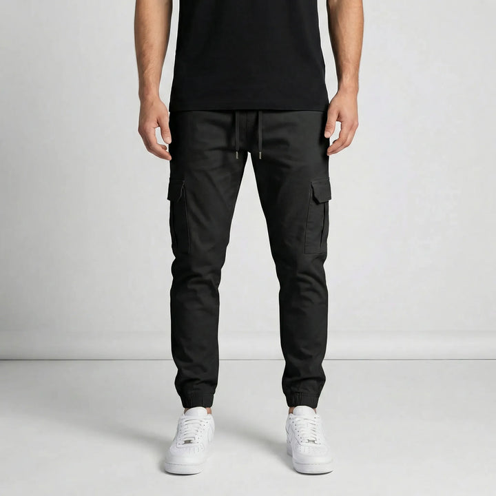 Cargojoggers herr, slim fit med avsmalnande ben, elastisk midja och fickor. Finns i beige, grå och svart.