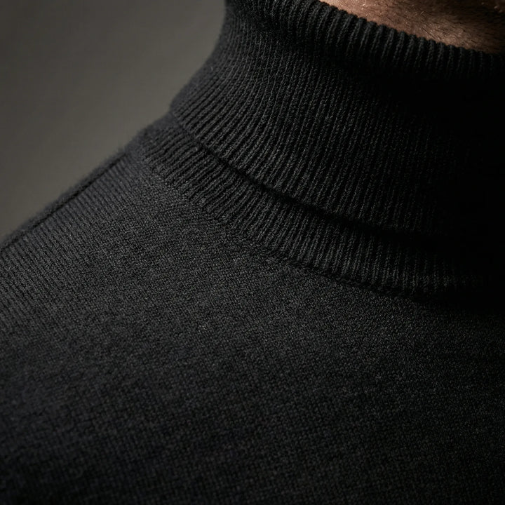 Varm slim-fit tröja för herr. En mångsidig polotröja för höstmode och kontorskläder.