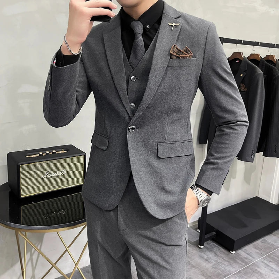 Herr slim-fit tredelad kostym Christian. Elegant och modern passform för formella tillfällen och fest.