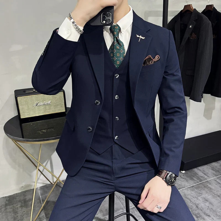 Elegant herr tredelad kostym med slim-fit kavaj, väst och byxor. Perfekt för bröllop och affärsdräkt.