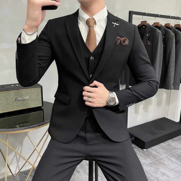 Formell herr slim-fit kostym, idealisk för bröllop, galor och eleganta fester. Inkluderar kavaj, väst, byxor.