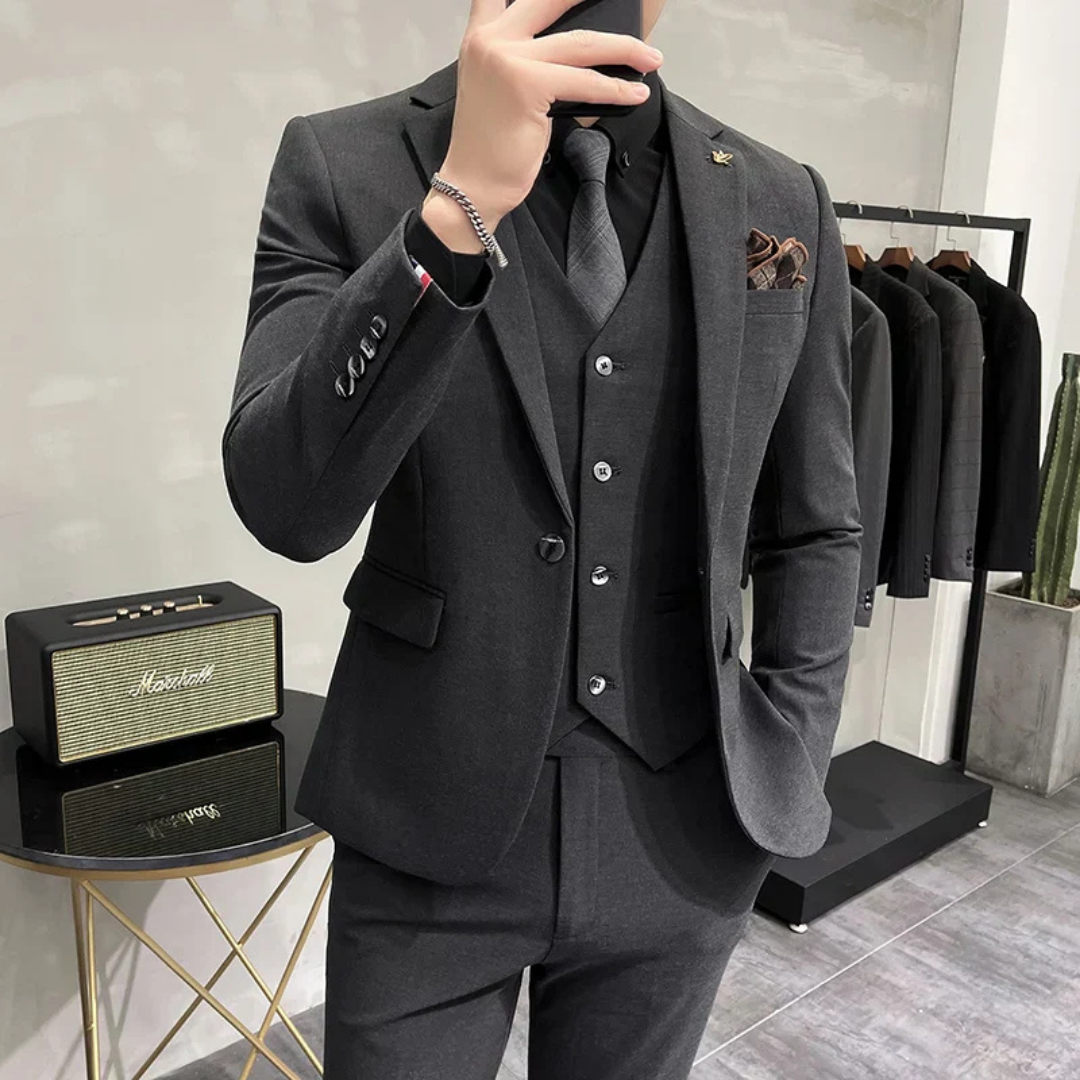 Professionell herr slim-fit tredelad kostym. Perfekt som affärsdräkt och för formella arbetsmöten.