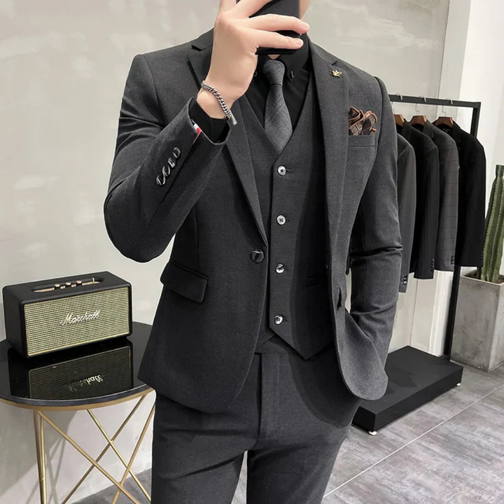 Professionell herr slim-fit tredelad kostym. Perfekt som affärsdräkt och för formella arbetsmöten.