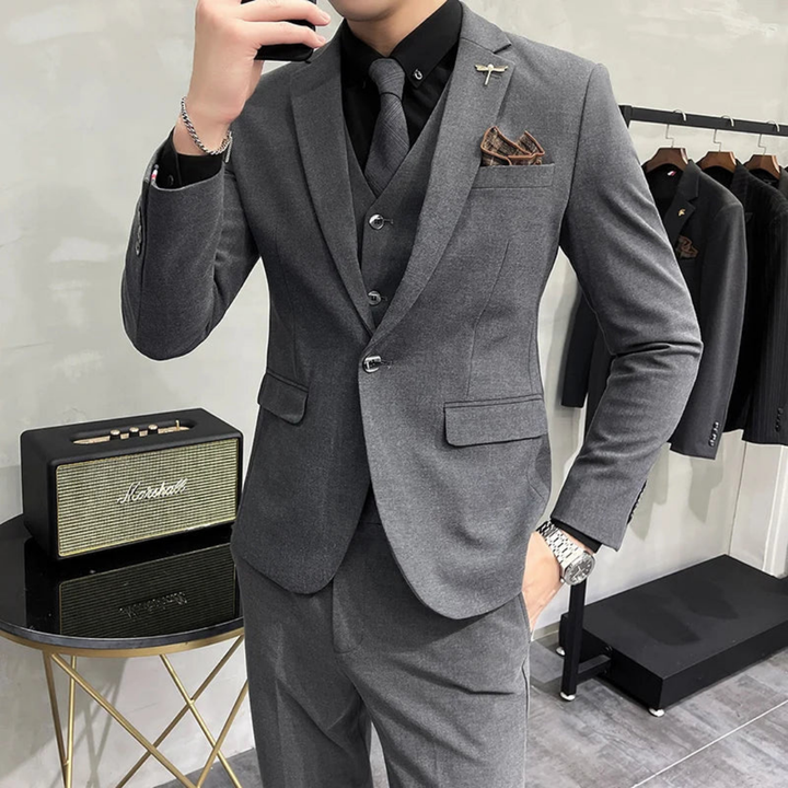 Stilren herr slim-fit kostym Christian. Modern tredelad design med väst, kavaj och byxor för män.