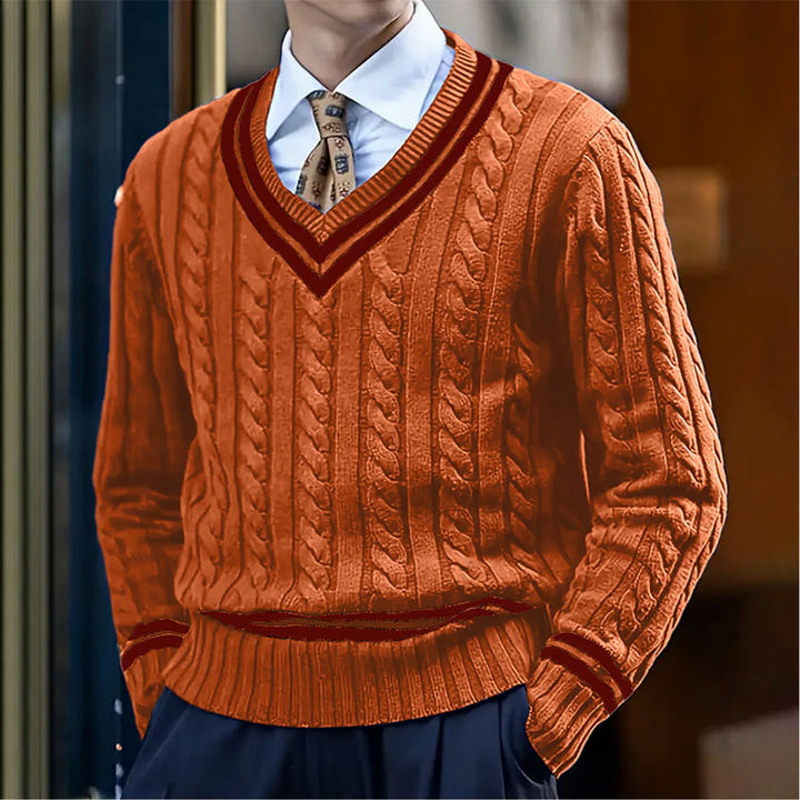 Stilren v-ringad herrtröja med flätmönster. Slim fit för vardagsmode och elegant herrkläder, idealisk vintertröja.
