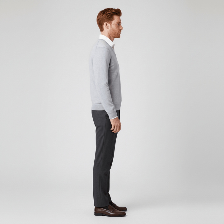 Stickad slim-fit herrtröja, v-ringad design för en tidlös stil.
