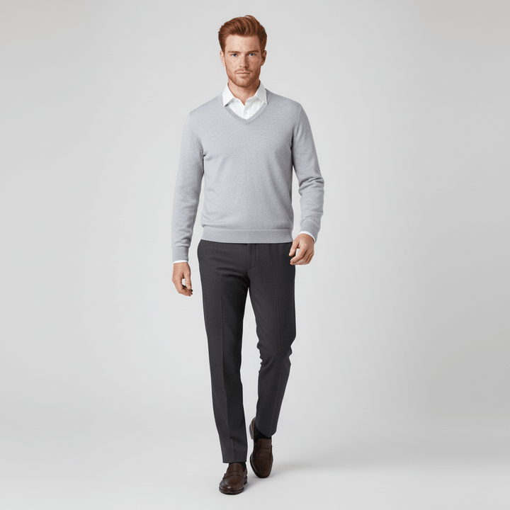 Bekväm v-ringad tröja för män, slim-fit och elegant för alla tillfällen.