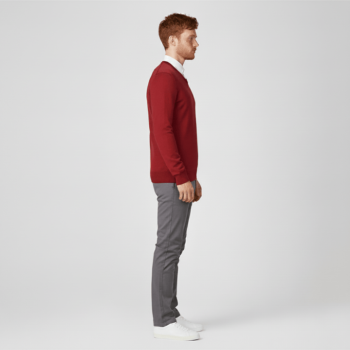 Elegant slim-fit v-ringad herrtröja, perfekt för affärsmöten och fritid.