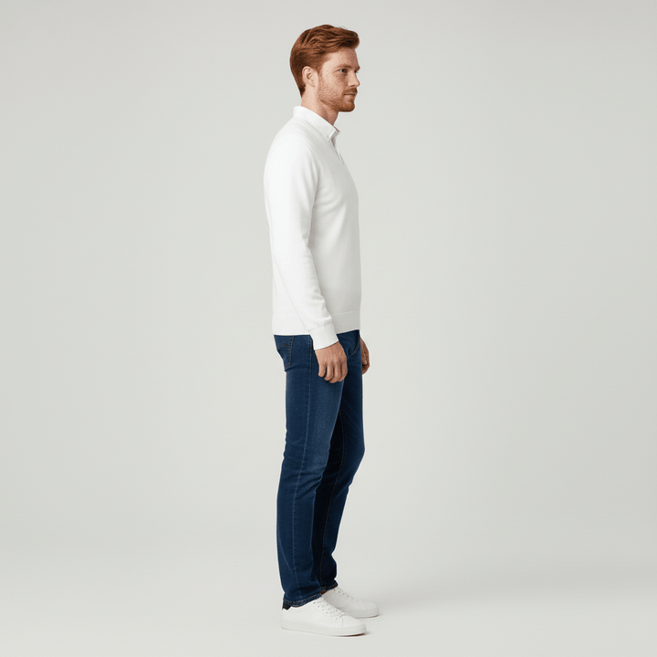 Herrtröja Samuel, stickad v-ringad slim-fit, för en smart och elegant stil.