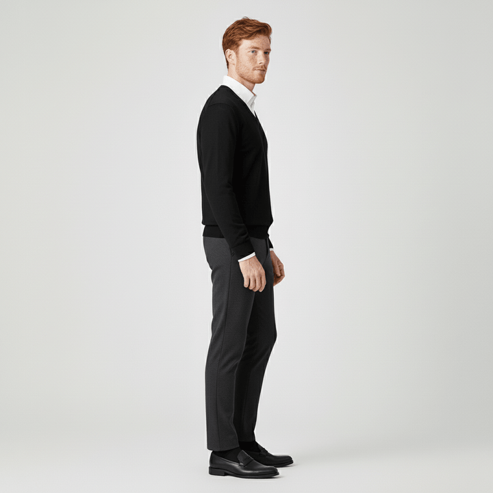 Stilren v-ringad herrtröja, slim-fit modell perfekt för smart casual.