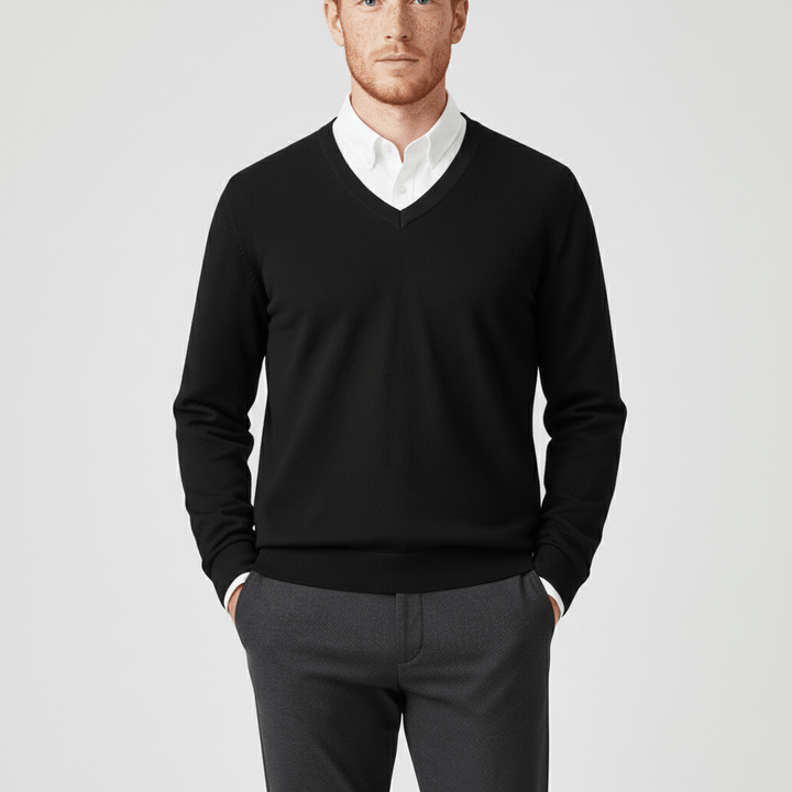 Vardagslook med v-ringad slim-fit herrtröja, både bekväm och stilren.