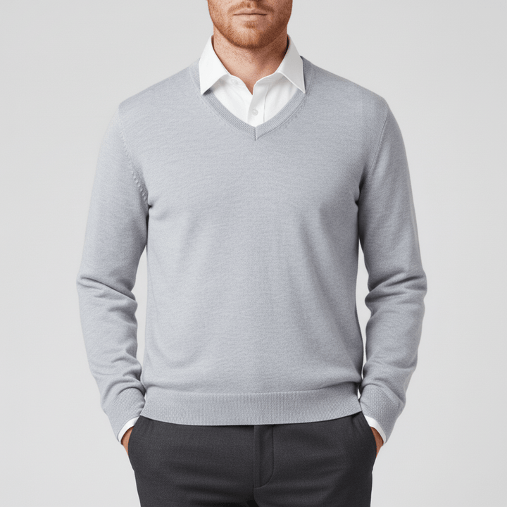 Stilren slim-fit v-ringad herrtröja, en klassiker för varje garderob.