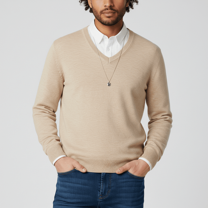 Mjuk slim-fit herrtröja med v-ringning, elegant stickad för optimal komfort.