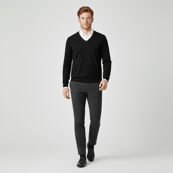Elegant stickad herrtröja Samuel, slim-fit och v-ringad design.