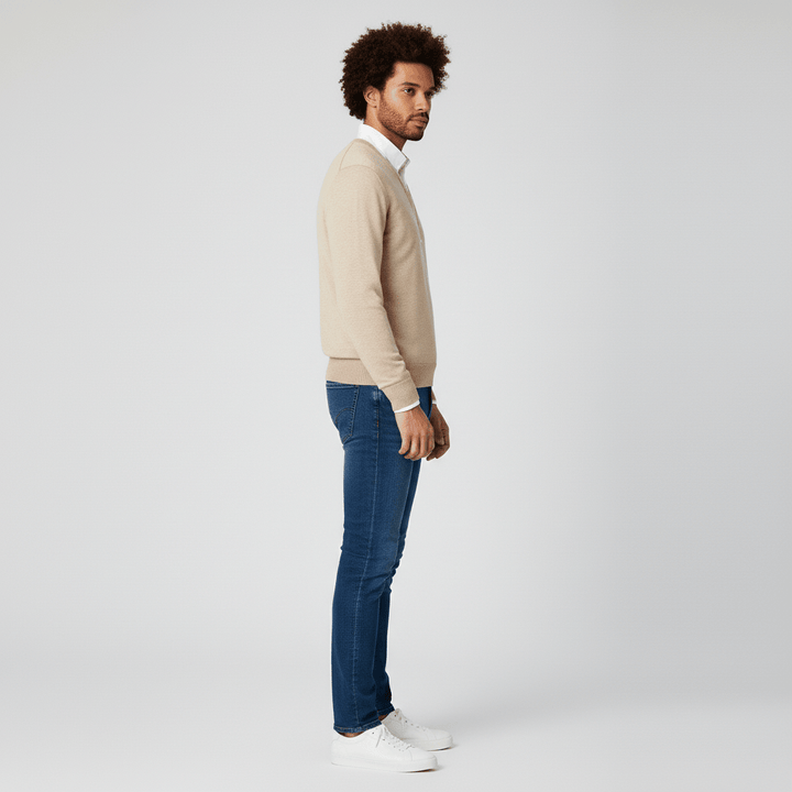 Stilfull slim-fit herrtröja, v-ringad och stickad för en elegant framtoning.